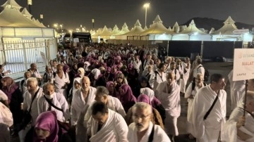 Arafat vakfesini tamamlayan hacılar Müzdelife'de