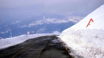 Ardahan'da kara yoluna d&uuml;şen &ccedil;ığ ekiplerce temizlendi