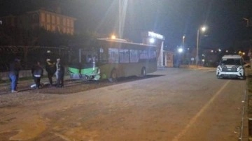 Arnavutk&ouml;y'de otomobil ile &ouml;zel halk otob&uuml;s&uuml; &ccedil;arpıştı! Yaralılar var