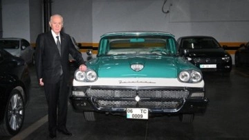 Bah&ccedil;eli'den partisinin MYK &uuml;yesine klasik otomobil hediyesi