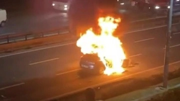 Bariyerlere çarpan araç alev alev yandı