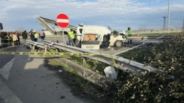 Bariyerlere saplandı, 2 kişi hayatını kaybetti