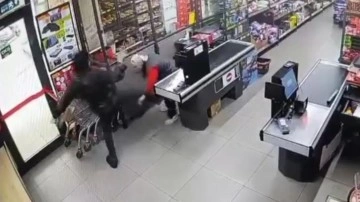 Bayrampaşa'da zincir markette bir kişiden, kasiyere tekme ve yumruk