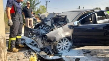 Beton direğe çarpan otomobil hurdaya döndü