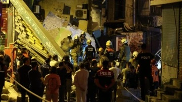 Beyoğlu'nda iki katlı bina patlamanın ardından çöktü