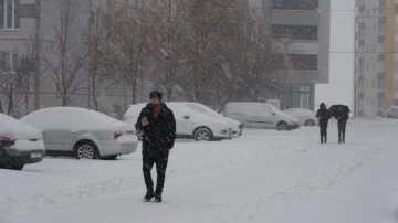 Bitlis&rsquo;te yoğun kar yağışı! 180 k&ouml;y yolu ulaşıma kapandı