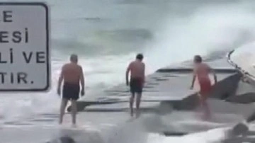 Caddebostan'da denize giren 3 kişi hastanelik oldu