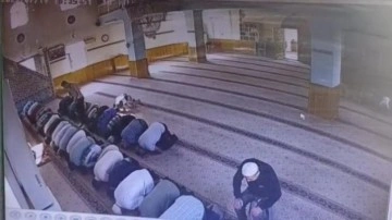 Camide namaz kılan komşusunu &ouml;ld&uuml;ren sanıktan kardeşine tehdit