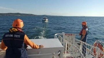 Çanakkale Boğazı'nda sürüklenen tekne kurtarıldı