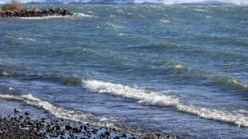 Çıldır Gölü'nün donan kıyıları dalgaların etkisiyle çözüldü