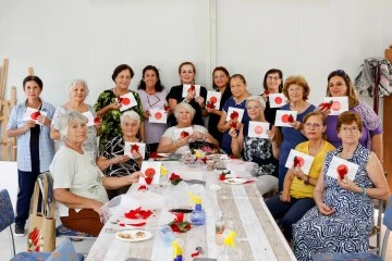  Cumhurbaşkanı Tatar’ın eşi Sibel Tatar, kadın kursiyerlerle Medoş Lalesi yaptı