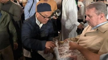 Destici, Mescid-i Nebevi&rsquo;de vatandaşlarla buluştu: Yatsı namazı sonrası lokum ikram etti