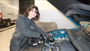"Dilara usta" otomotiv servisinde araçların bakımını yapıyor