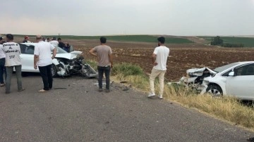 Diyarbakır’da iki otomobil kafa kafaya çarpıştı: 1’i ağır 5 yaralı