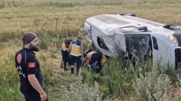 Düğün dönüşü minibüs şarampole devrildi: 17 yaralı