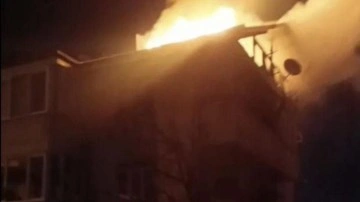 D&uuml;zce&rsquo;de korku dolu anlar: 3 katlı binanın &ccedil;atısı alev alev yandı