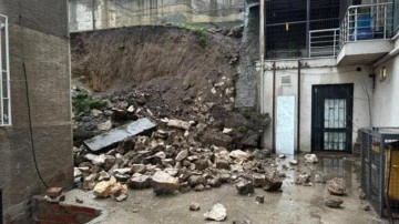 Edirne&rsquo;de sağanak sonrası istinat duvarı &ccedil;&ouml;kt&uuml;: Balkonlar zarar g&ouml;rd&uuml;