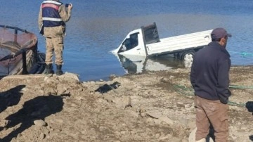 El freni çekilmeyen kamyonet baraj gölüne düştü: 1 ölü