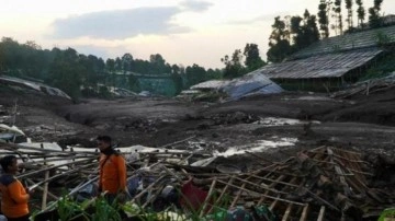 Endonezya&rsquo;daki toprak kayması: 25 kişi &ouml;ld&uuml;