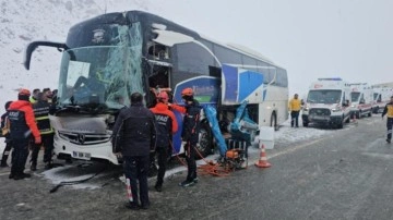 Erzincan'da yolcu otob&uuml;s&uuml; tıra &ccedil;arptı: Yaralılar var