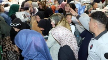 Erzurum'da AVM'de indirim izdihamı
