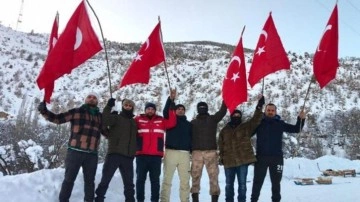 Erzurumlu gen&ccedil;lerden sınırdaki T&uuml;rk bayrağına saldırıya bayraklı tepki