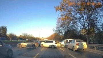 Esenler'de 4 aracın karıştığı zincirleme kaza anı ara&ccedil; i&ccedil;i kamerasında