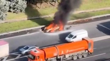 Esenyurt'ta yanan otomobil hurdaya d&ouml;nd&uuml;