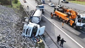 Esenyurt TEM’de tanker devrildi: Trafik kilitlendi