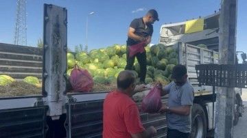Esnaf 30 ton karpuzu ücretsiz dağıttı