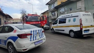 Evde &ccedil;ıkan yangında 5 kişi dumandan etkilendi