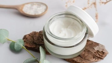 Evde Doğal El Kremi Yapımı: Balmumu ve Zeytinyağı ile Besleyici Bakım
