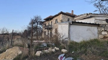 Evin bah&ccedil;esindeki k&ouml;pek &ccedil;ocuklara saldırdı: 14 yaşındaki &ccedil;ocuk ağır yaralı