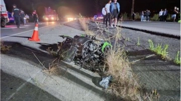 Farları yanmayan araç yarış yapan motosikletlere çarptı