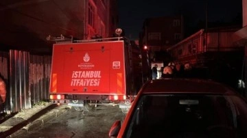 Fatih&rsquo;te 5 katlı binada yangın: 6 kişi dumandan etkilendi