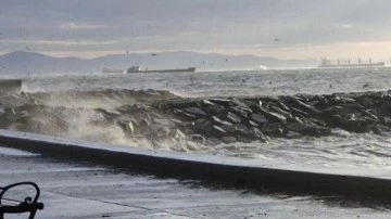 Fırtına nedeniyle Adalar'da vapur engeli