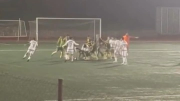 Futbolcular birbirlerini acımasızca dövdü: Kavga saniye saniye kaydedildi