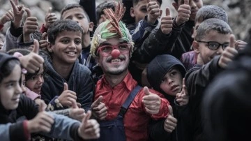 Gazzeli palya&ccedil;o, acısına rağmen &ccedil;ocukları g&uuml;ld&uuml;r&uuml;yor