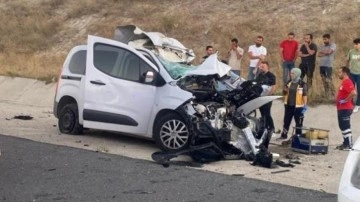 Hafif ticari araç tıra arkadan çaptı: 1 ölü, 1 yaralı