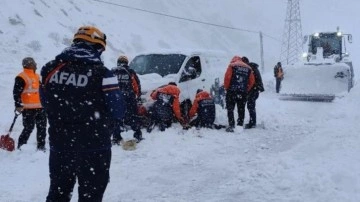 Hakkari'de &ccedil;ığ altında kalanlar kurtarıldı