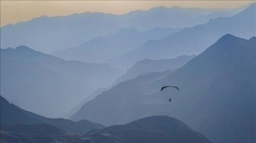 Hakkari semaları yamaç paraşütüyle renkleniyor