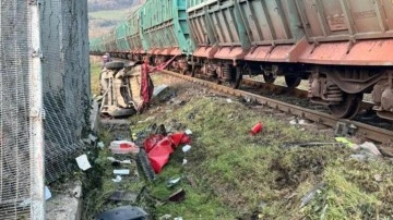 Hemzemin ge&ccedil;itte otomobile tren &ccedil;arptı: 1 &ouml;l&uuml;