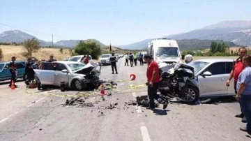 İki otomobil kafa kafaya çarpıştı: 1 ölü, 9 yaralı