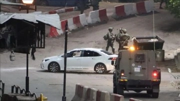 İsrail, Batı Şeria'da ambulansı durdurup sağlık görevlilerini alıkoydu