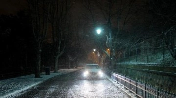 İstanbul'da kar yağışı aralıklarla s&uuml;r&uuml;yor