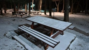 İstanbul&rsquo;da kar yağışı! Y&uuml;ksek kesimleri beyaza b&uuml;r&uuml;d&uuml;