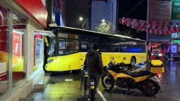 İstanbul'da korkutan kaza: İETT otob&uuml;s&uuml; binaya daldı