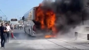 İstanbul'da otobüs yangını! Tramvay seferleri durduruldu