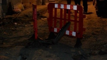 İstanbul'da rögar patladı! Sokak trafiğe kapatıldı