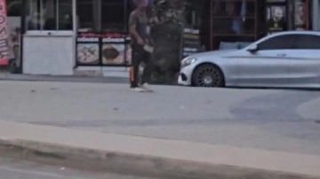 İstanbul'da satırlı maganda vatandaşlara saldırmaya çalıştı